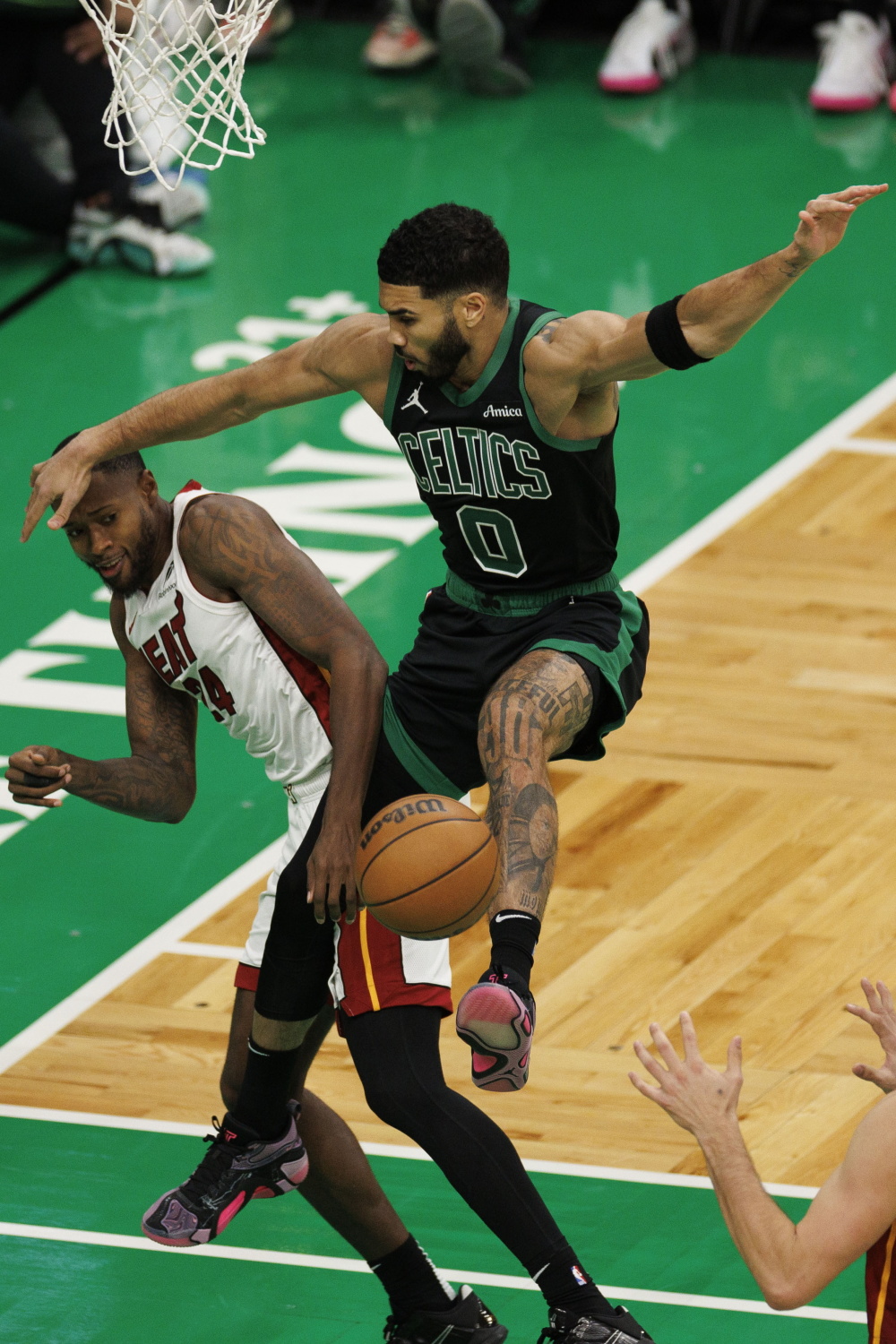 天博体育-迈阿密热火迎NBA总决赛关键赛，今夜回应争议，引发热议，控场能力成焦点的简单介绍