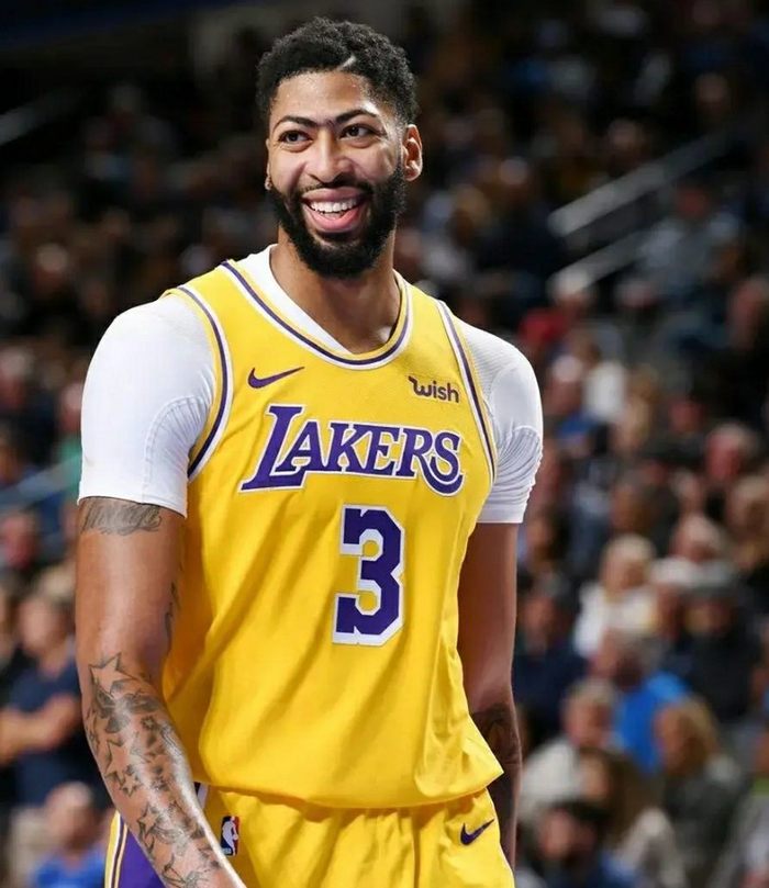 C9观众热烈欢呼!,浓眉哥迎来七赛季出色发挥赛场气氛高涨 C9观众热烈欢呼!,浓眉哥迎来七赛季出色发挥赛场气氛高涨